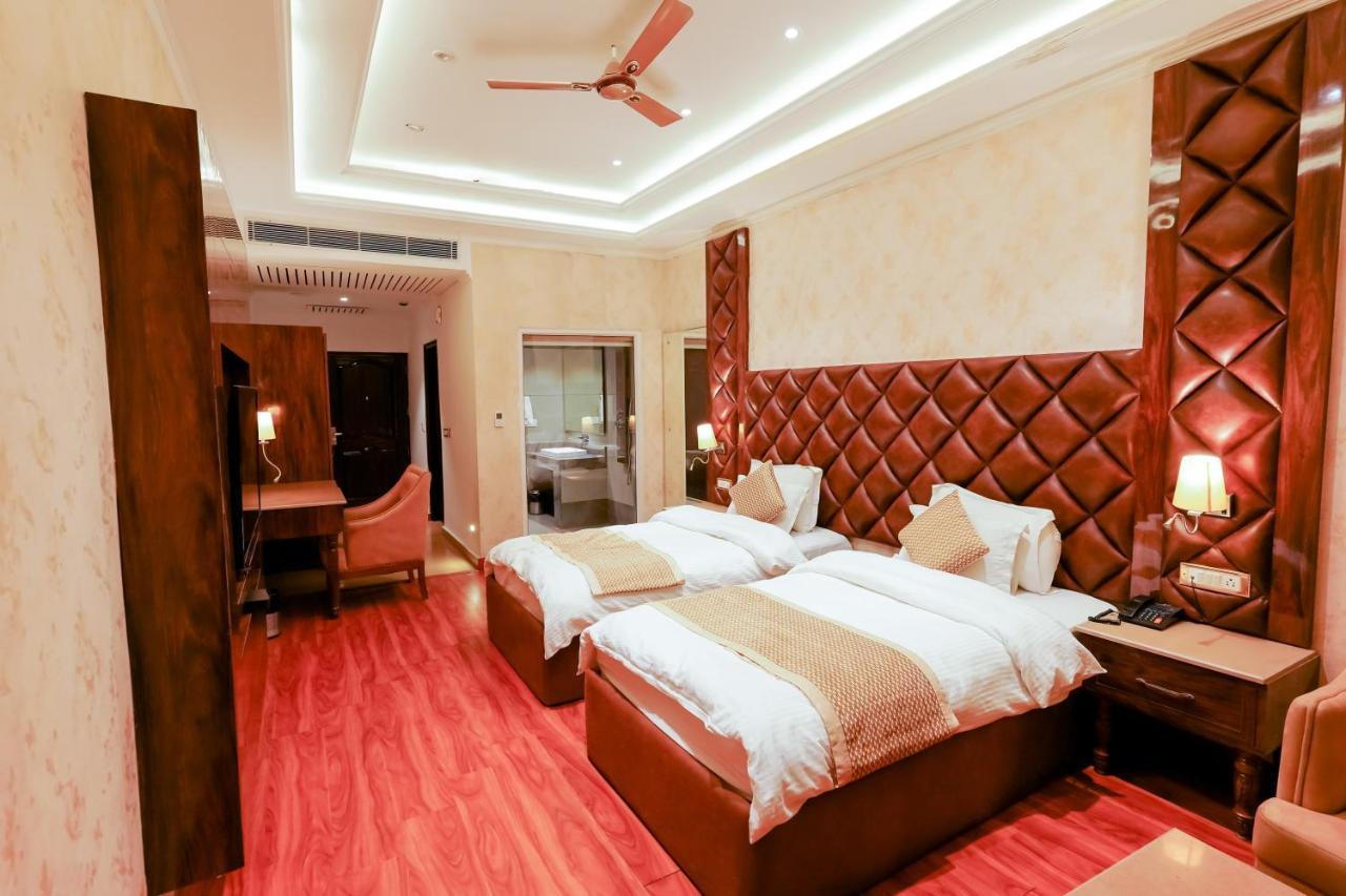 Grand Him Queen Hot And Cold Ac Centralized Dharamshala Ngoại thất bức ảnh